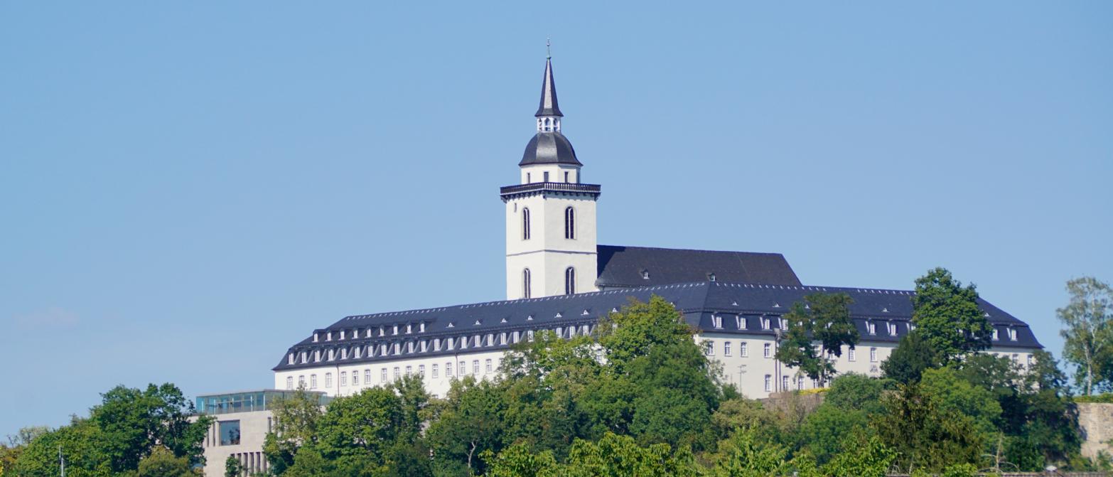 Die ehemalige Abtei Sankt MIchael - heute das Katholisch-Soziales Institut - vom Ufer des Flusses Sieg aus.