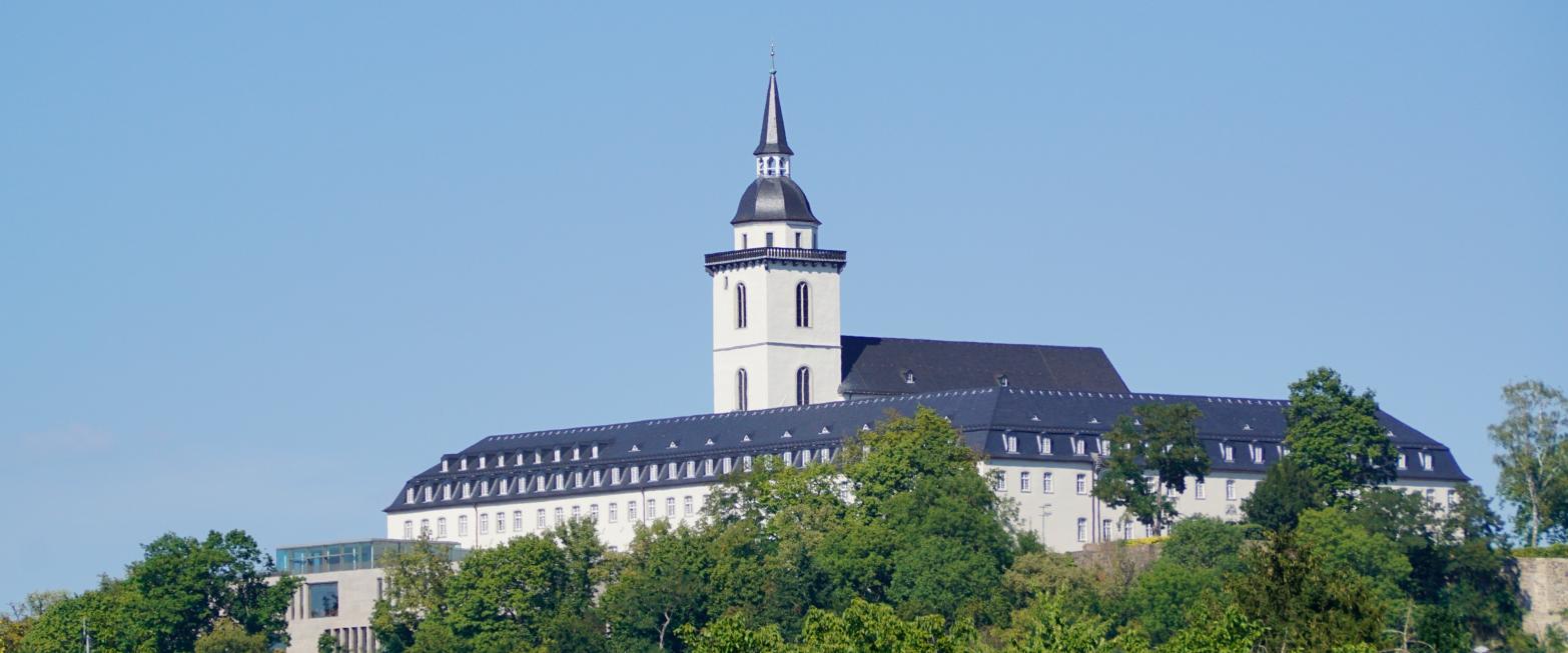 Die ehemalige Abtei Sankt MIchael - heute das Katholisch-Soziales Institut - vom Ufer des Flusses Sieg aus.