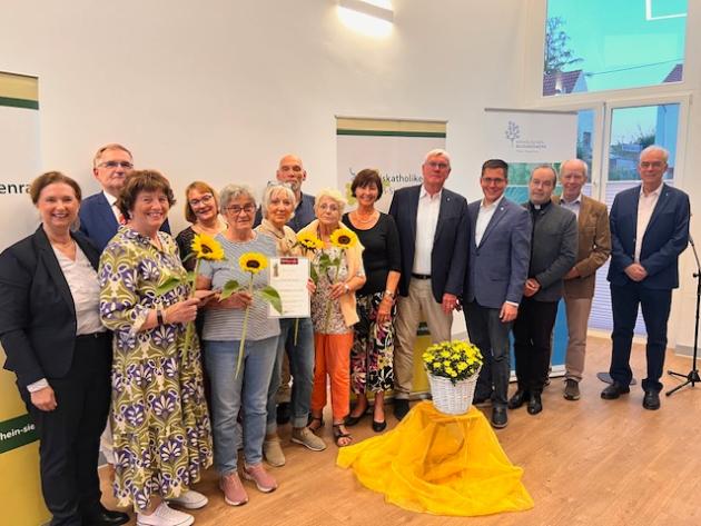 Die Preisträgerinnen „Kochgruppe Bauhof“, Sankt Augustin, gemeinsam mit Festredner Dr. Andreas Püttmann, Landrat Sebastian Schuster, Bürgermeister Dr. Max Leitterstorf, Kreisdechant Hans-Josef Lahr und dem Vorstand des Kreiskatholikenrats.