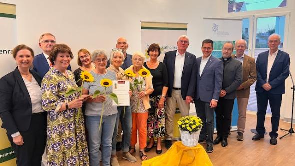 Die Preisträgerinnen „Kochgruppe Bauhof“, Sankt Augustin, gemeinsam mit Festredner Dr. Andreas Püttmann, Landrat Sebastian Schuster, Bürgermeister Dr. Max Leitterstorf, Kreisdechant Hans-Josef Lahr und dem Vorstand des Kreiskatholikenrats.