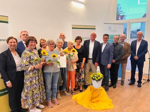 Die Preisträgerinnen „Kochgruppe Bauhof“, Sankt Augustin, gemeinsam mit Festredner Dr. Andreas Püttmann, Landrat Sebastian Schuster, Bürgermeister Dr. Max Leitterstorf, Kreisdechant Hans-Josef Lahr und dem Vorstand des Kreiskatholikenrats.